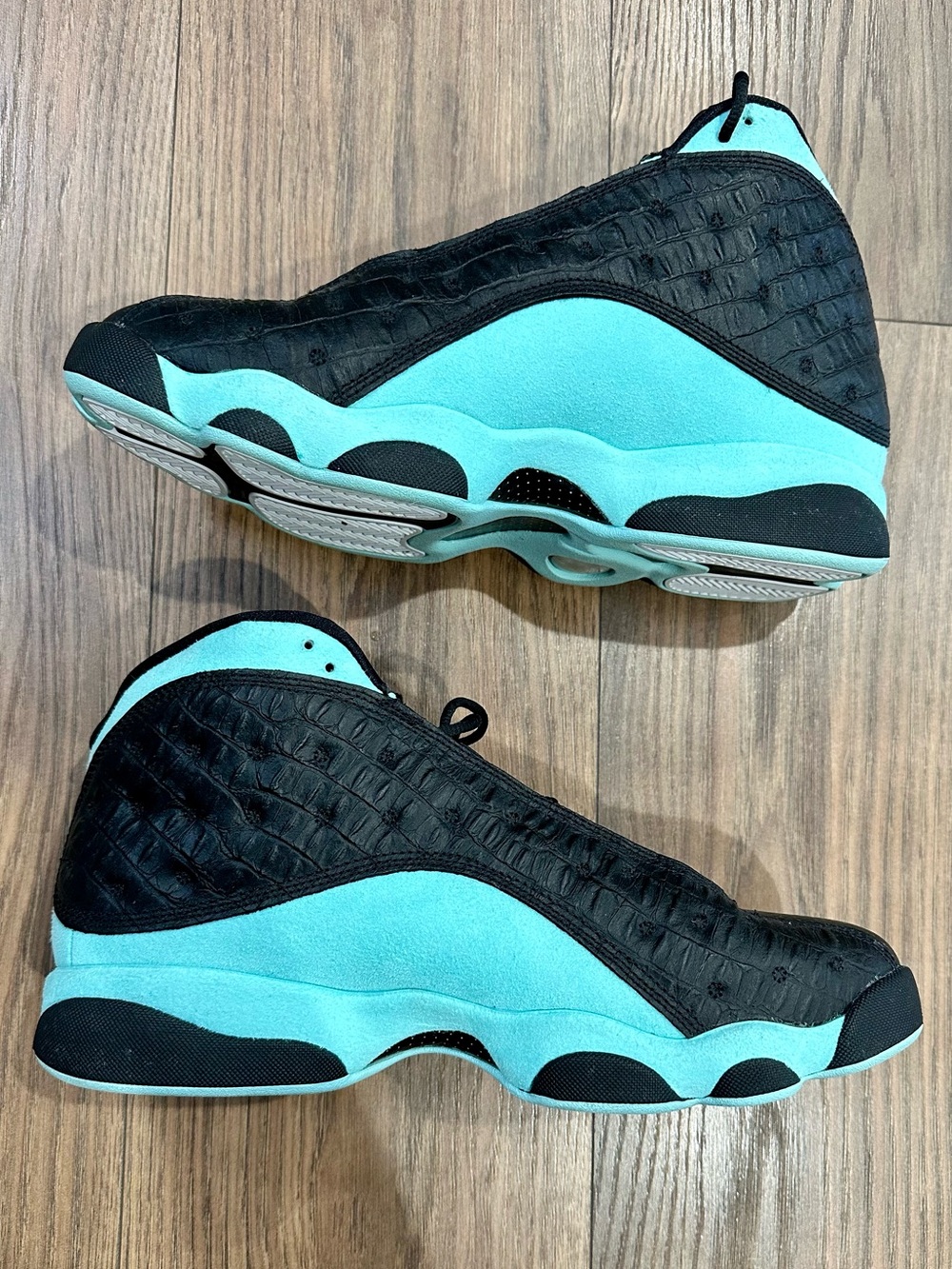 LIKE NEW - Men’s Air Jordan 13 Retro “Black Island Green” - Picture 5 of 10